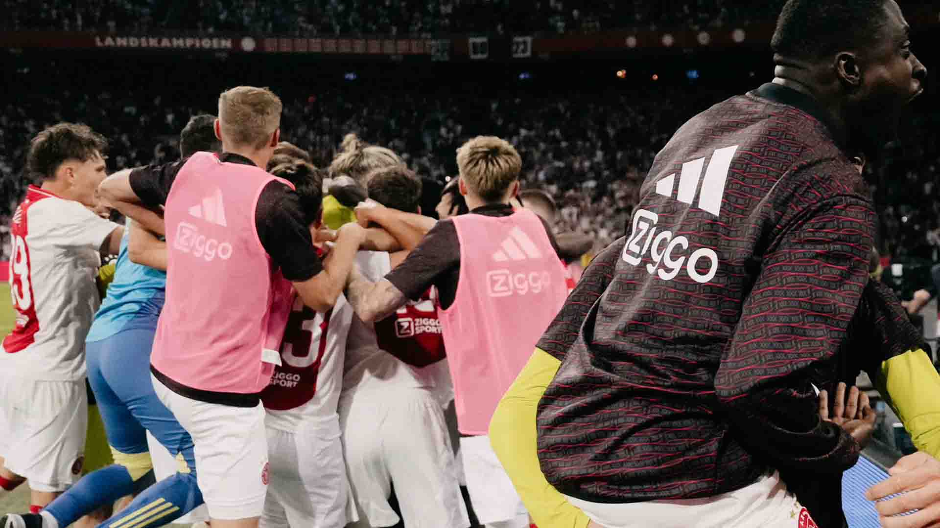 Ajax Amsterdam Tundukkan AZ Alkmaar dalam Laga Sengit